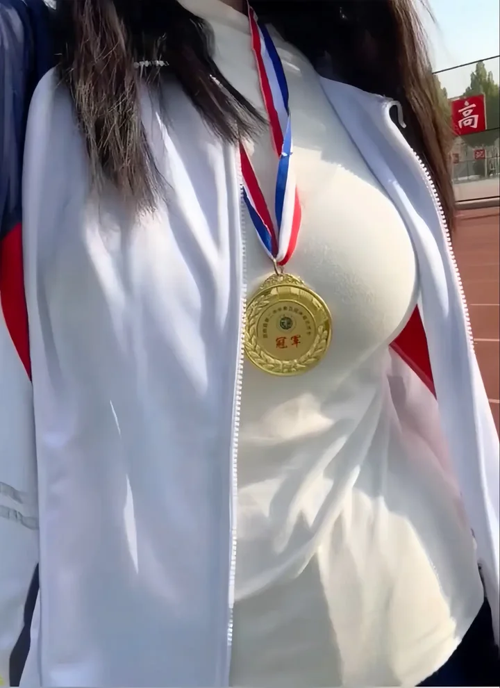 女子酒后推车回家